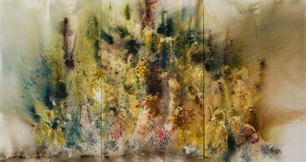 蔡国强，《发情山》, 2016。火药、画布，239 x 450 cm。赵小意摄，蔡工作室提供