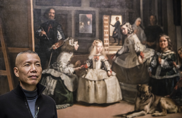蔡国强在委拉斯贵支《宫娥》作品前，西班牙，2017。Javier Molina摄，普拉多美术馆提供