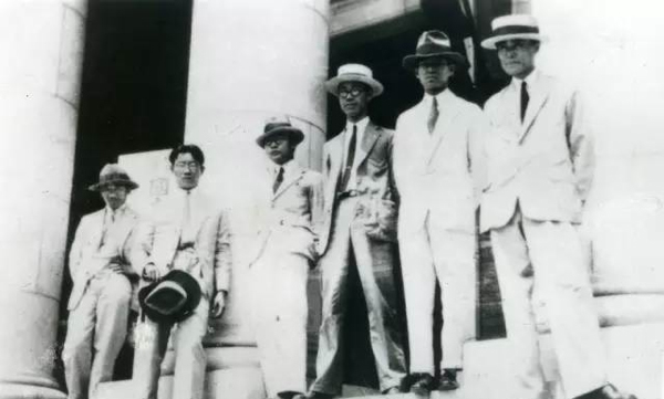 1929年林风眠与潘天寿等人随团赴日考察美术教育，考察中走访了东京美术专门学校、帝国绘画馆、博物馆等机构，了解日本艺术教育情况