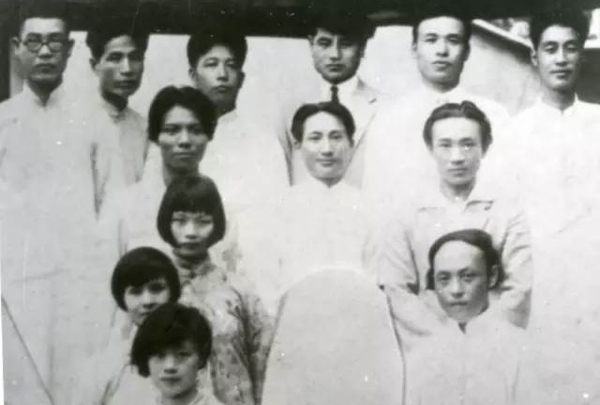 20世纪30年代初潘天寿（后排左一）与林风眠、李超士、李苦禅等国立艺专师生