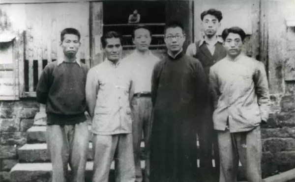 1938年 潘天寿（前排右二）与学生摄于沅陵国立艺专大门