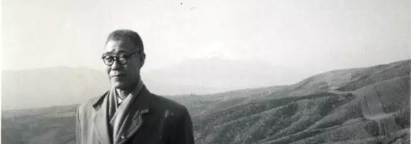 1963年 潘天寿率领中国书法家代表团赴日本访问 后面背景远处为日本富士山