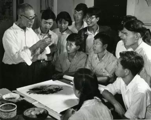 潘天寿1961年给花鸟班上课