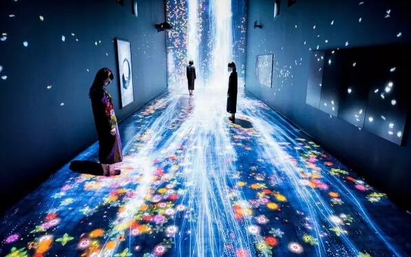 斯伦敦进行的展览“超越界限”现场（© teamLab，Courtesy the Pace Gallery）