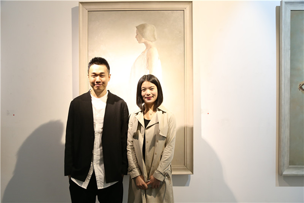 艺术家与策展人合影