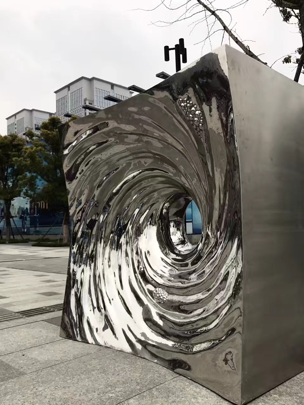 孙绍群 欲望漩涡 150×150×120cm    镜面不锈钢
