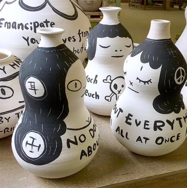 奈良美智正在創作的陶器作品,於工作室 © Yoshitomo Nara Photograph by Yoshitomo Nara