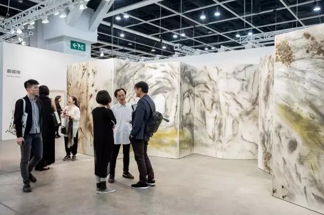 诚品画廊带来蔡国强作品《游走太鲁阁》，售价为 380 万美元  图片：Art Basel