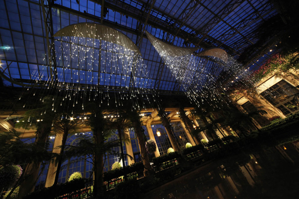 位于美国宾夕法尼亚周的Longwood花园展出的《Light Shower》（©Bruce Munro）