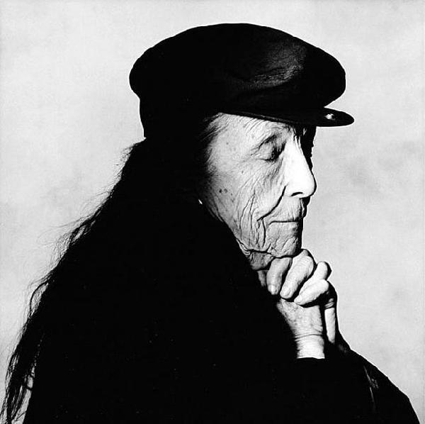 著名摄影师 Irving Penn 拍摄的 Louise Bourgeois