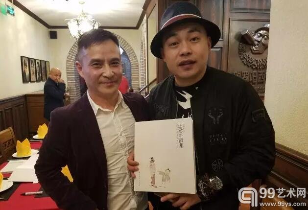 汪意丰先生赠送著名喜剧演员程野先生（右）展览画集