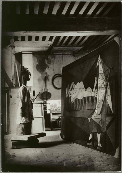 《雕塑-长裙女人-面朝油画-晨曲-而立》，布拉塞（Brassaï）于1946年摄于毕加索在巴黎奥古斯汀大街的画室。