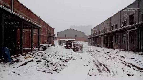 被大雪覆盖的工地