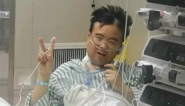 2017年1月，黄剑在病床上对着探望的朋友伸出胜利的手势