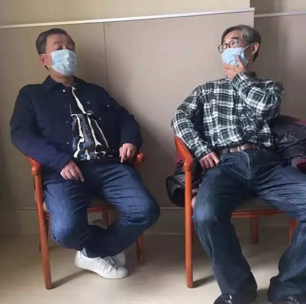 黄剑进行换肝手术时，刘益谦（左）与 汤哲明（右）在医院