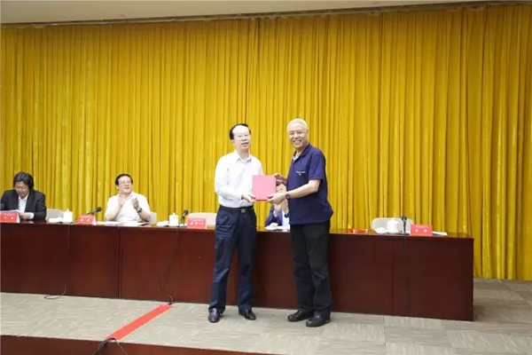 中国文联党组成员、副主席、书记处书记左中一为版画艺委会名誉主任姜陆颁发聘书