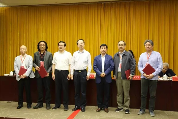 中国文联党组成员、副主席、书记处书记左中一，中国美协主席刘大为，中国美协分党组书记、驻会副主席、秘书长徐里与四位艺委会主任合影