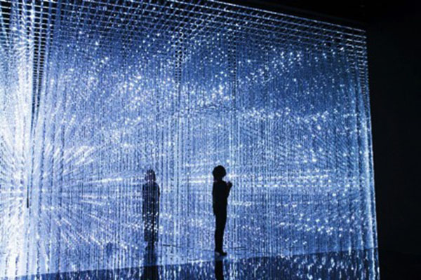 《水晶宇宙》，teamLab，2015，互动灯光雕塑装置，LED，无限变化，声音：teamLab，图片：佩斯北京