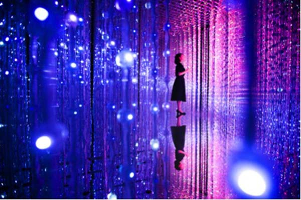 《水晶宇宙》，teamLab，2015，互动灯光雕塑装置，LED，无限变化，声音：teamLab，图片：佩斯北京