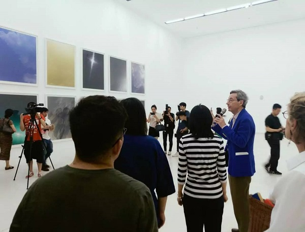 策展人、蓬皮杜艺术中心前馆长阿尔弗雷德·帕克芒在“高压-杜尚奖·法国当代艺术现场展”开幕式现场。
