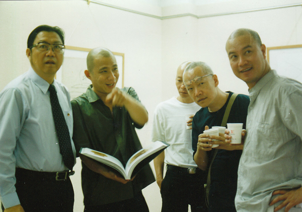 11-4，2002年，“时间上的一个点·长沙”，与叶永青，岳敏君，李孝伟等