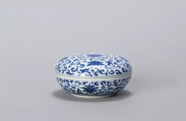 清雍正   御窑青花缠枝莲纹印盒