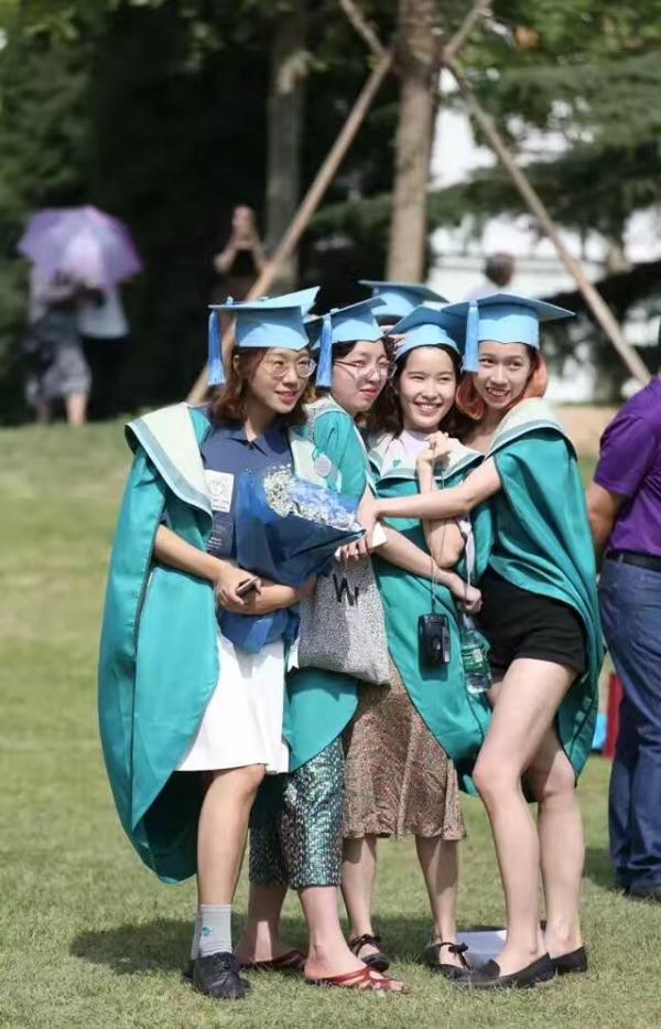 中央美院今年的学位服 