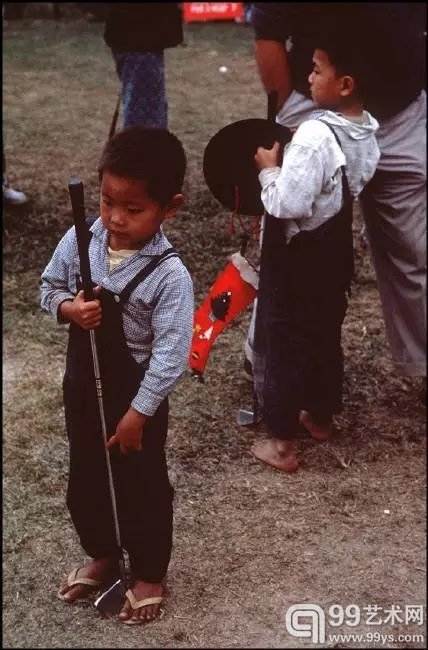 在高尔夫球场节礼日做球童的中国小孩。波特·格林，1961