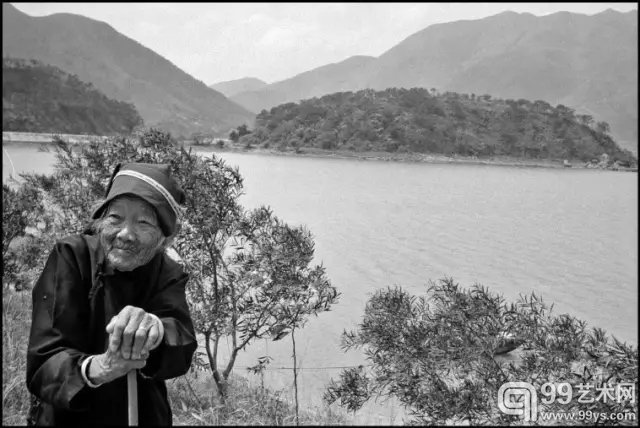 西贡半岛，靠近香港新界。客家老妇人，她不说粤语。马丁·弗兰克，1980