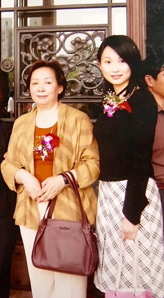 傅益璇（右二）与女儿傅蕾蕾（右一）旧影