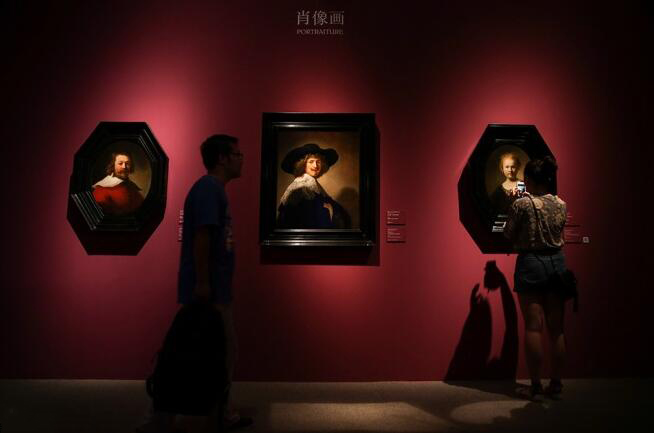 2017年6月16日，“伦勃朗和他的时代：美国莱顿收藏馆藏品展”在北京中国国家博物馆开幕，展出的70余件展品分为肖像画、历史画及风俗画三大主题，其中包含荷兰著名画家伦勃朗的11幅画作。（新华社记者 郑焕松/图）