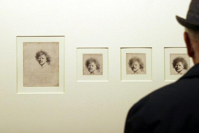 参观者在观看伦勃朗的自画像（资料图）。（新华社/路透/图）
