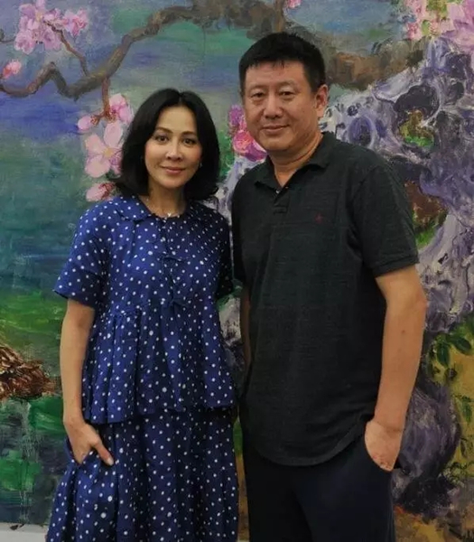 刘嘉玲和艺术家周春芽