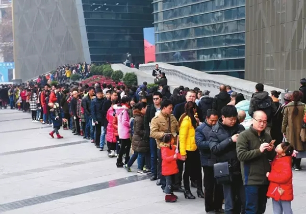 成都博物馆外排队观“敦煌”大展的人群