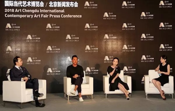 Art chengdu国际当代艺术博览会在北京的新闻发布会现场，从左往右：特邀主持尤洋（UCCA副馆长、专栏作家、策展人），Art Chengdu创始人黄予，Art ChengduArt创始人黄在，Art Chengdu艺术总监石筝