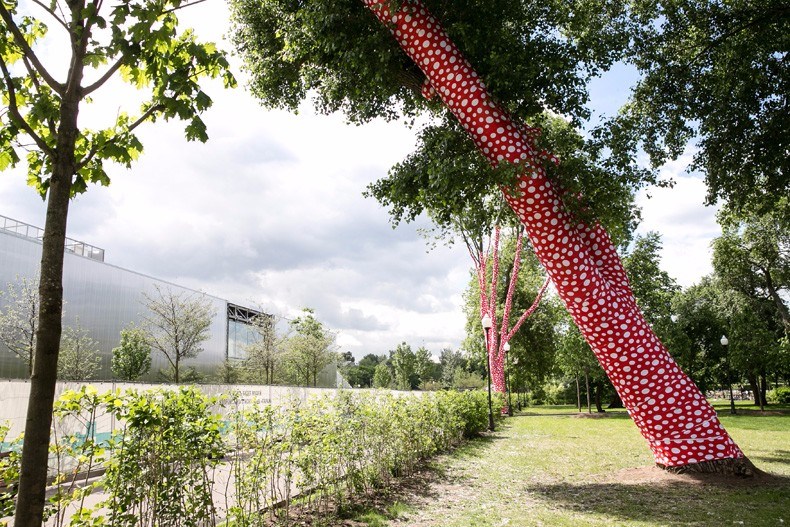 “车库”当代艺术博物馆的开馆展是草间弥生的《镜屋》，她还把博物馆外面的树杆包裹上标志性的红白圆点布料。