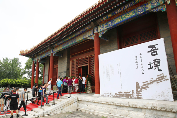 参展画家与观众步入展厅