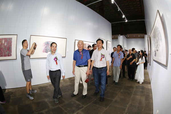 参展画家在展厅