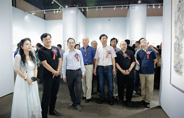 参展作者与到场观众一同步入展厅