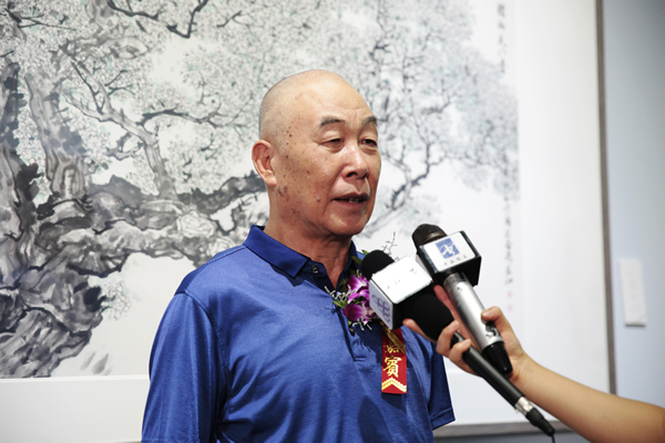 裴文奎接受采访