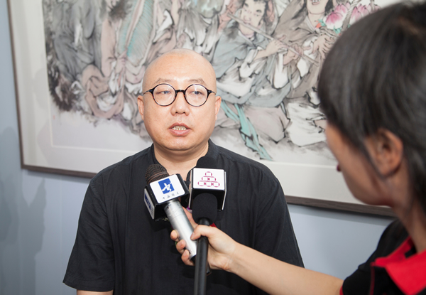 张伟接受采访