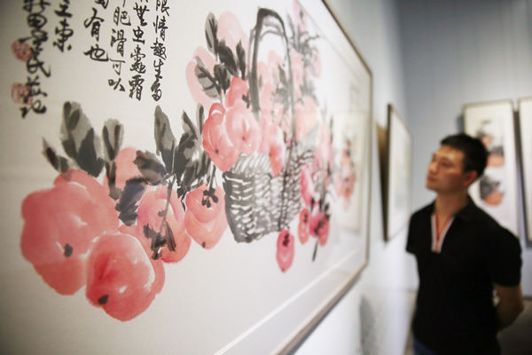 观众在展厅看展