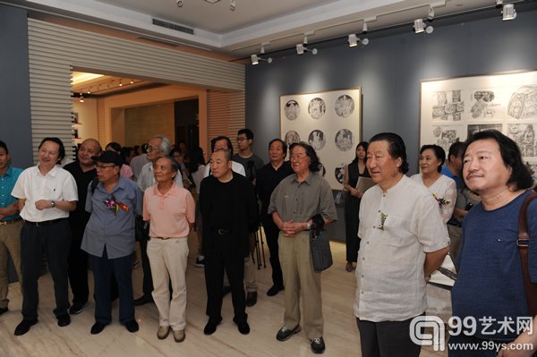 导师国家画院院长杨晓阳向来宾介绍学员作品杨晓阳专题创研班展览开幕式钱晓鸣摄