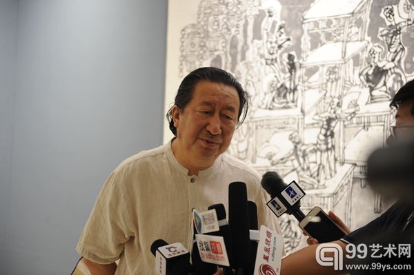 导师杨晓阳接受媒体集体采访杨晓阳专题创研班展览开幕式钱晓鸣摄