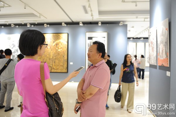 学员兰州画院院长巫卫东现场接受采访杨晓阳专题创研班展览开幕式钱晓鸣摄