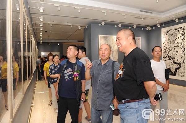 学员国家画院美术馆馆长陈凤新向来宾介绍作品杨晓阳专题创研班展览开幕式钱晓鸣摄