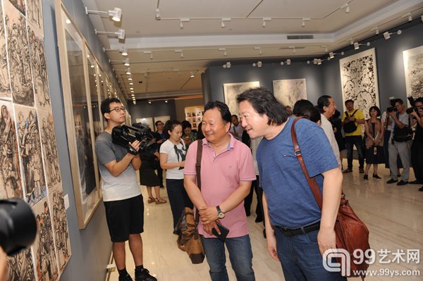学员巫卫东向国家画院副院长纪连彬介绍作品杨晓阳专题创研班展览开幕式钱晓鸣摄