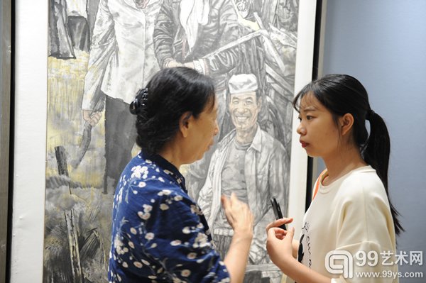 中国女画家协会会长孔紫接受中国美术报记者张婷婷专访杨晓阳专题创研班展览开幕式钱晓鸣摄