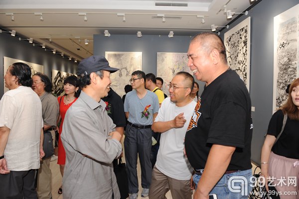 中国艺术研究院国画院院长田黎明和学员乔宜男陈凤新在展览现场杨晓阳专题创研班展览开幕式钱晓鸣摄