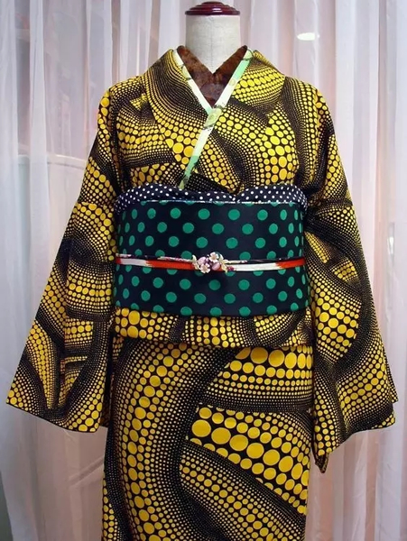 Graphic yellow pattern with a polka dot obi. Kusama kimono